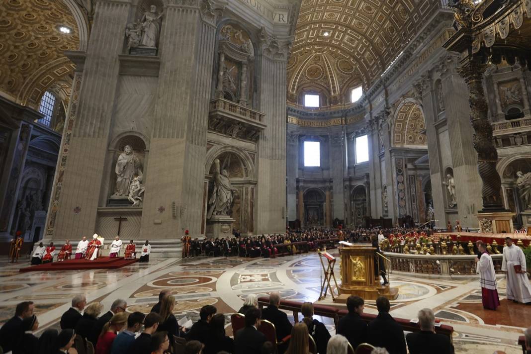 Papa, gençlerin ayaklarını yıkayıp öptü! Bakın neden... 13